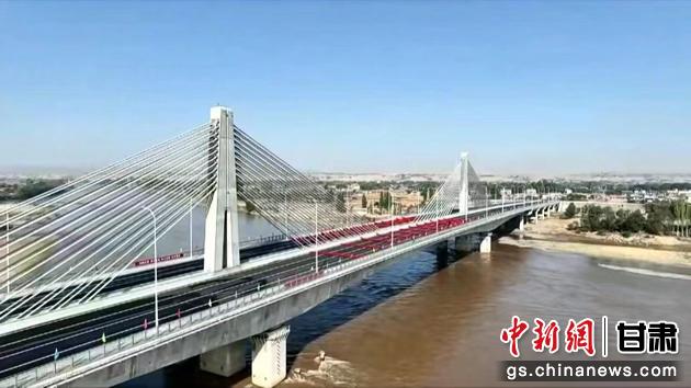 圖為靖遠(yuǎn)金灘黃河大橋航拍圖。靖遠(yuǎn)縣委宣傳部供圖