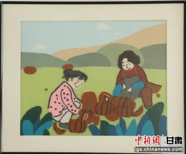 嘉峪關(guān)市新城鎮(zhèn)新城村農(nóng)業(yè)產(chǎn)業(yè)園區(qū)內(nèi)，母女兩人在摘南瓜。刺繡 馬艾米乃 繡稿 敬紅霞
