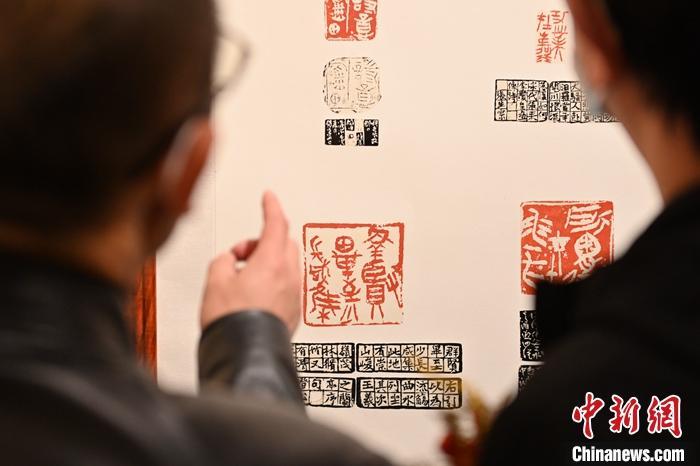 圖為甘肅蘭州，參展作品吸引參觀者。 中新社記者 李亞龍 攝
