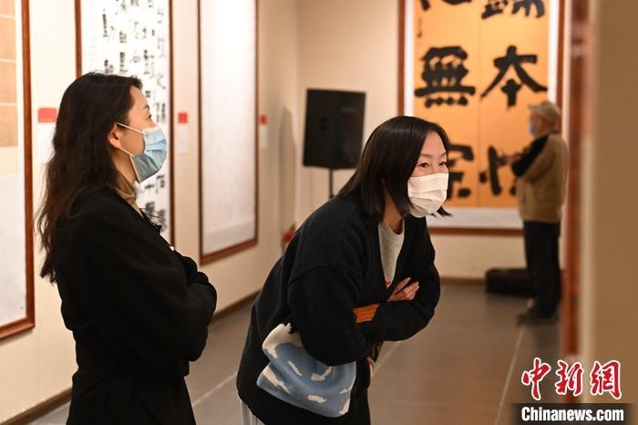 圖為甘肅蘭州，參展書法作品吸引參觀者。 中新社記者 李亞龍 攝