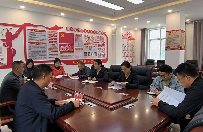 10月19日，康縣紀(jì)委監(jiān)委組織部分班子成員，辦公室、信訪室、案管室、審理室、紀(jì)檢監(jiān)察室等相關(guān)工作人員開展黨的二十大報(bào)告專題討論。.jpg