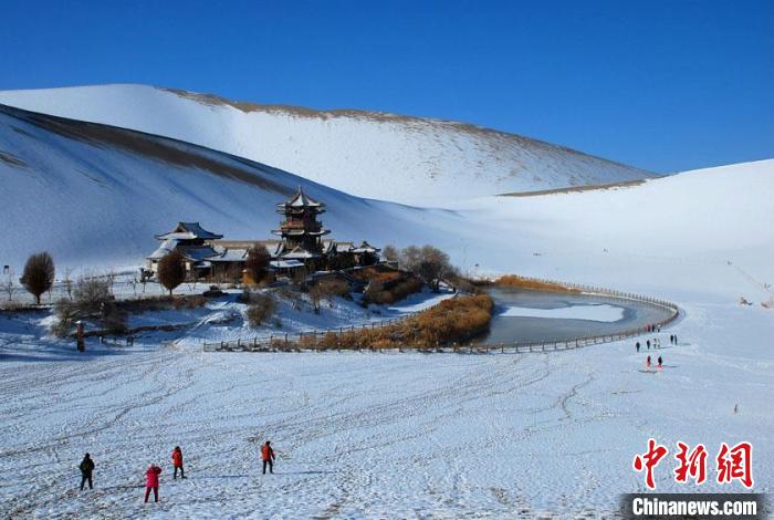 敦煌市鳴沙山月牙泉雪景如畫。(資料圖) 張曉亮 　攝