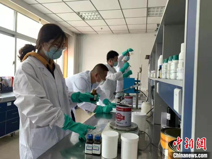 圖為肖菲(前一)帶領(lǐng)團(tuán)隊(duì)研發(fā)水性涂料。(資料圖) 受訪者供圖