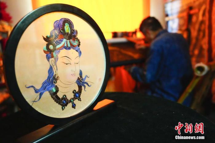 圖為劉云帆所創(chuàng)作的敦煌元素刺繡作品。 中新社發(fā) 謝秉錫 攝