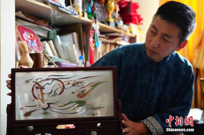 圖為劉云帆展示敦煌元素的刺繡作品。 中新社發(fā) 謝秉錫 攝