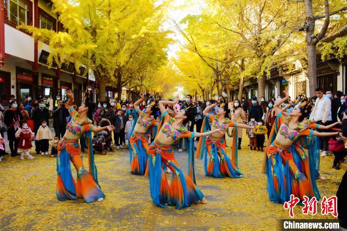 圖為秦州區(qū)文旅局組織的舞蹈隊帶來的舞蹈《絲路》?！∏刂輩^(qū)委宣布供圖