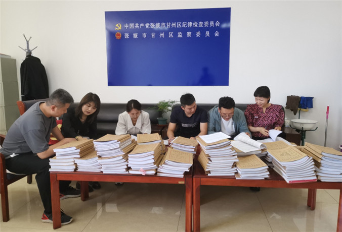 甘州區(qū)紀檢監(jiān)察干部會同財政、審計工作人員開展玉米制種款管理使用清查工作.jpg