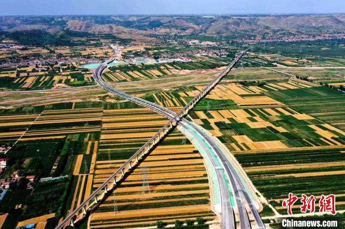 圖為甘肅境內(nèi)的高速公路。(資料圖) 甘肅省交通運(yùn)輸廳供圖