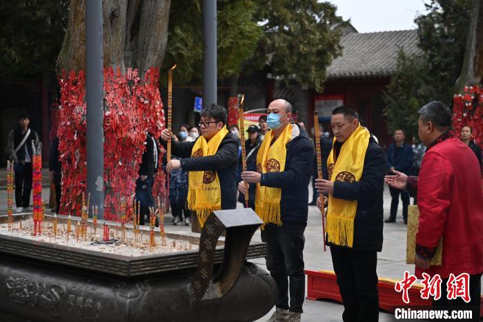 在甘肅天水市伏羲廟內(nèi)，參祭者雙手持香，祭拜人文始祖伏羲?！±顏嘄?攝