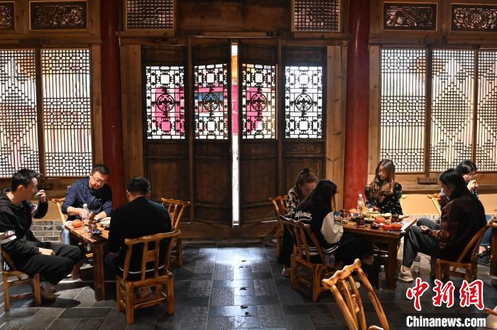 圖為甘肅天水市秦州區(qū)平南鎮(zhèn)蘇灣村民俗莊園內(nèi)的“圍爐煮茶”網(wǎng)紅打卡點(diǎn)。(資料圖) 李亞龍 攝