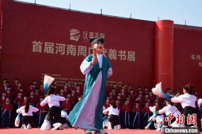 圖為學(xué)生們?cè)陂_幕式上誦讀經(jīng)典?！×赫赵?攝