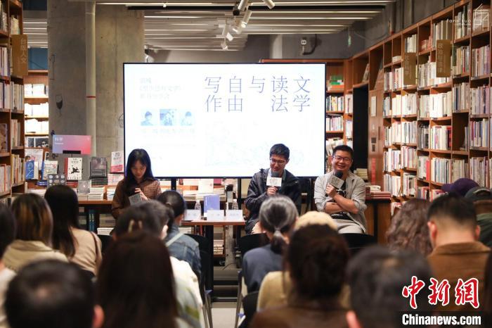 《至少還有文學(xué)》推出：在今天，我們?yōu)槭裁催€需要文學(xué)？