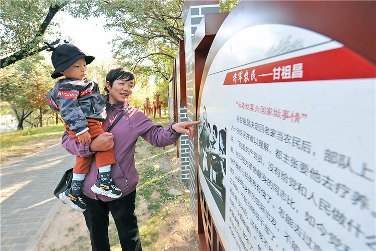 嘉峪關(guān)市紀(jì)委監(jiān)委通過實(shí)施“政治鑄廉、教育促廉、文化育廉、陣地助廉、監(jiān)督固廉”等“五廉”行動(dòng)，深入推進(jìn)新時(shí)代廉潔文化建設(shè)。圖為市民在迎賓湖絲路廉潔文化主題公園“勤廉楷模墻”接受廉潔文化教育。.jpg