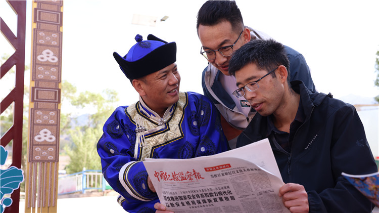 2023年6月8日，甘肅省張掖市肅南裕固族自治縣紅灣寺鎮(zhèn)紀(jì)委工作人員在一小區(qū)廉政文化主題廣場(chǎng)與社區(qū)居民拉家常，宣傳廉潔知識(shí)，共話廉潔文化.jpg
