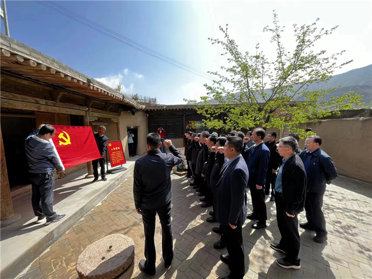 圖為臨夏州紀(jì)委監(jiān)委組織黨員干部在東鄉(xiāng)縣布塄溝黨史教育基地開展革命教育活動(dòng)，賡續(xù)紅色血脈、汲取奮進(jìn)力量、激發(fā)干事熱情。.png