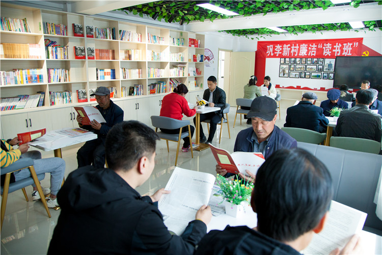 隴南市禮縣開展廉潔書籍進(jìn)農(nóng)家書屋活動(dòng)，圖為羅壩鎮(zhèn)鞏李新村舉辦的“廉潔讀書班”。.jpg