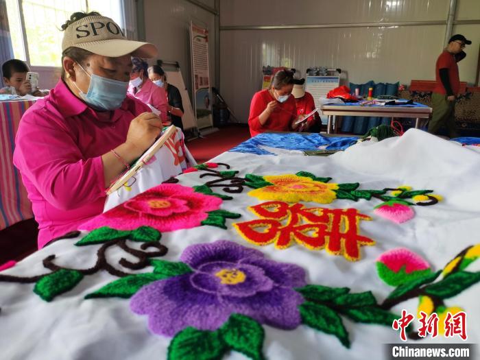 圖為婦女制作青繡。　張?zhí)砀?攝