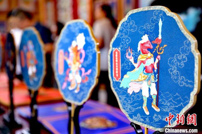 圖為唐卡延伸產(chǎn)品。　薛蒂 攝