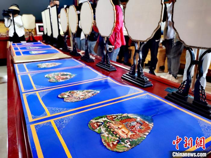 圖為唐卡延伸產(chǎn)品?！?zhí)砀?攝