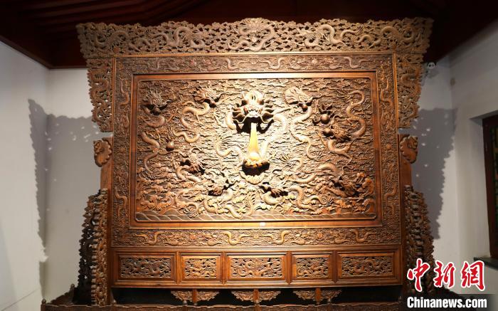 圖為青海永錄民俗博物館內(nèi)珍藏的中式家具?！⊙Φ?攝