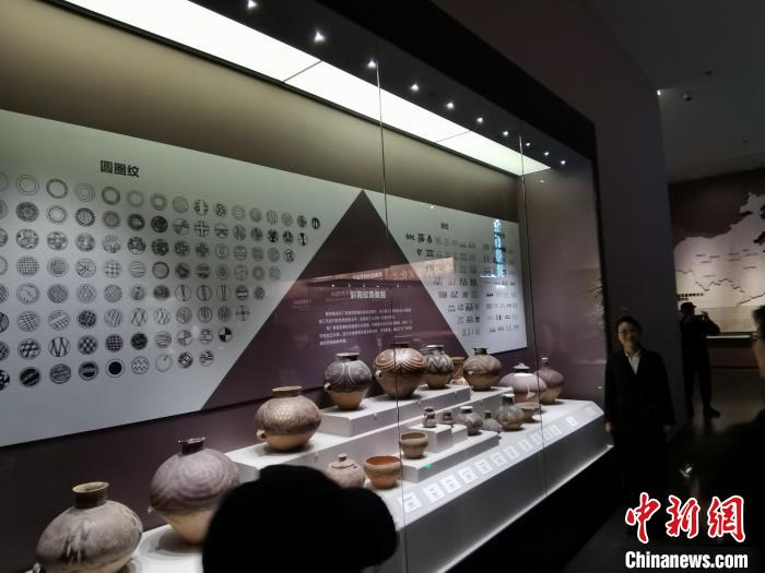 圖為河湟文化博物館展示的當(dāng)?shù)爻鐾敛侍盏募y飾類別。　張?zhí)砀?攝