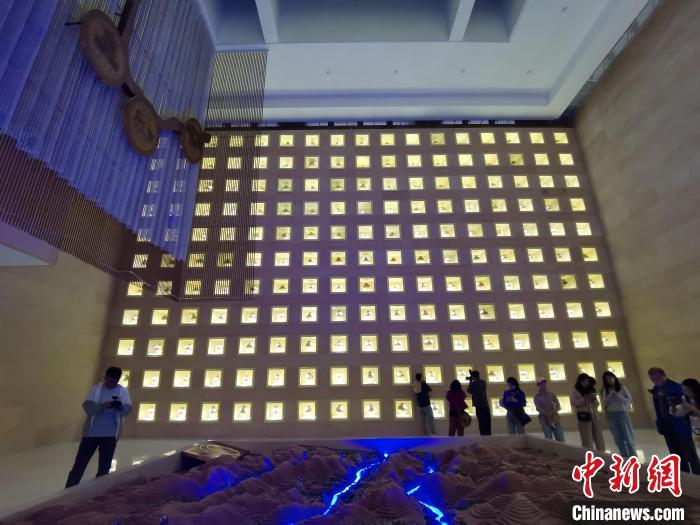 圖為河湟文化博物館序廳的左右彩陶墻放置的374件彩陶。　張?zhí)砀?攝