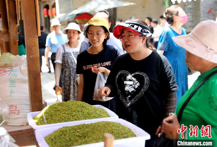 圖為民眾購買青海特色小吃?！⊙Φ?攝