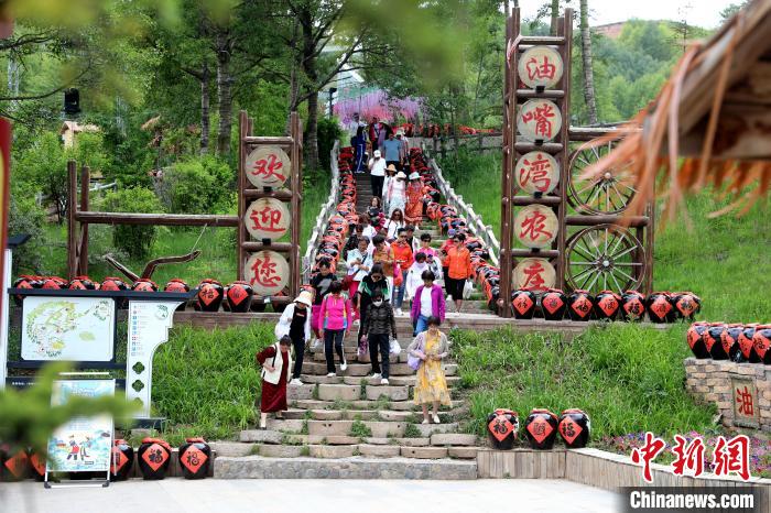圖為油嘴灣生態(tài)文化景區(qū)的游客?！⊙Φ?攝