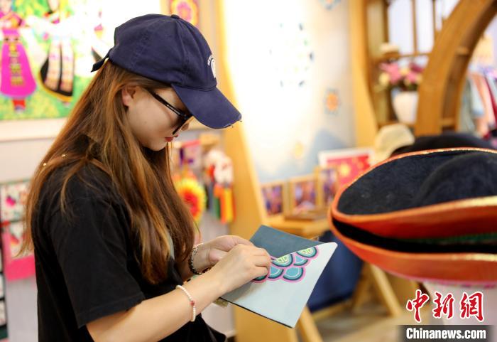 圖為民眾體驗國家級非遺項目盤繡技藝?！⊙Φ?攝