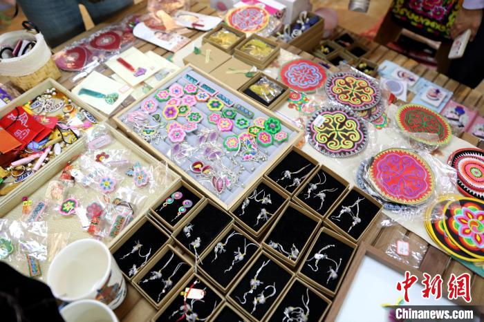 圖為盤繡作品。　薛蒂 攝