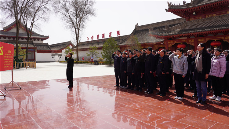 4月6日，為傳承弘揚(yáng)革命英烈精神，教育引導(dǎo)紀(jì)檢監(jiān)察干部筑牢信仰之基、補(bǔ)足精神之鈣、把穩(wěn)思想之舵，永葆忠誠(chéng)干凈擔(dān)當(dāng)?shù)恼伪旧?。市紀(jì)委監(jiān)委組織紀(jì)檢監(jiān)察干部赴靜寧縣界石鋪紅軍長(zhǎng)征紀(jì)念館和莊浪縣梯田紀(jì)念館開(kāi)展廉政教育和革命傳統(tǒng)教育。.jpg