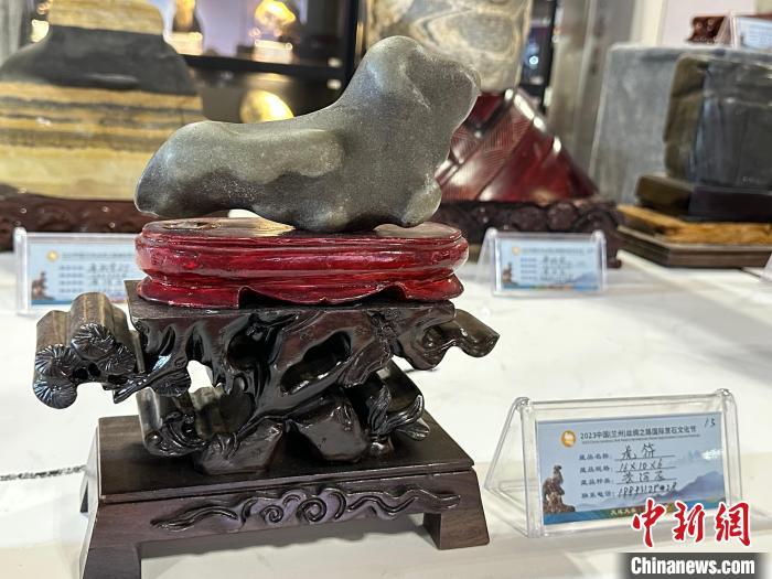 8月3日——7日，2023中國(蘭州)絲綢之路國際賞石文化節(jié)在甘肅國際會(huì)展中心舉行。圖為名為《虎符》的黃河石。楊娜 攝</p><p>
