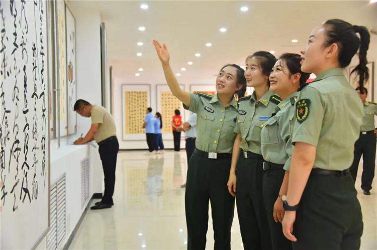 觀眾在南梁革命紀(jì)念館參觀甘肅省廉潔文化美術(shù)、書法、設(shè)計(jì)作品展.jpg