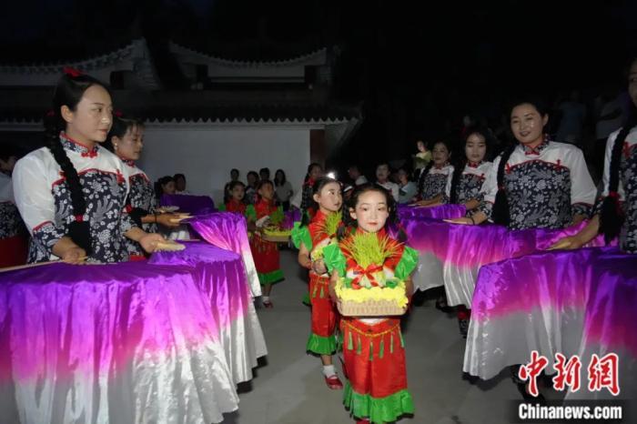 甘肅省西和縣姜席鎮(zhèn)晚霞湖畔，當(dāng)?shù)孛耖g舉行盛大的乞巧儀式。魏朵朵 攝
