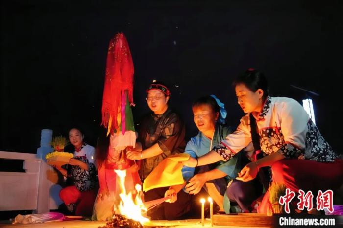 持續(xù)七天八夜的乞巧節(jié)正在西漢水上游的甘肅省西和縣進行。西和縣姜席鎮(zhèn)晚霞湖畔，民眾“巧頭”點蠟、炷香、焚裱紙、跪拜，準(zhǔn)備將“巧娘娘”請進院。魏朵朵 攝