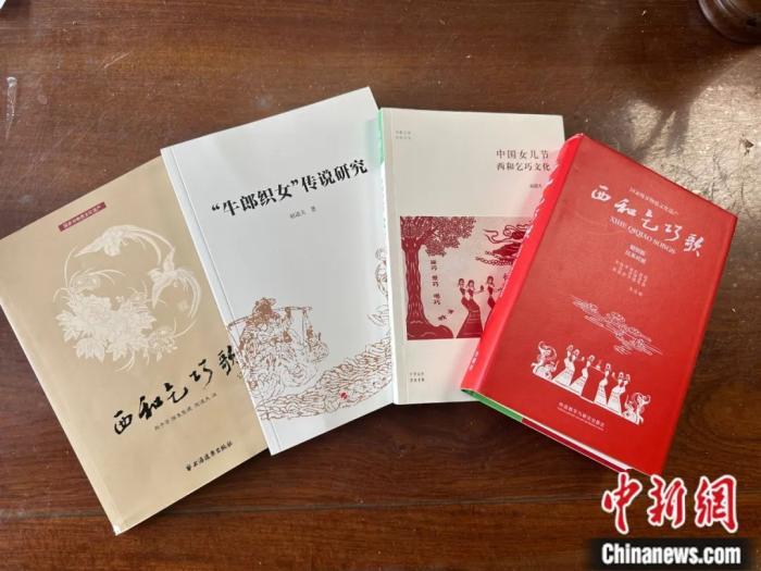 為保護傳承流傳千年的乞巧節(jié)，諸多乞巧節(jié)相關(guān)著作出版面世。閆姣 攝