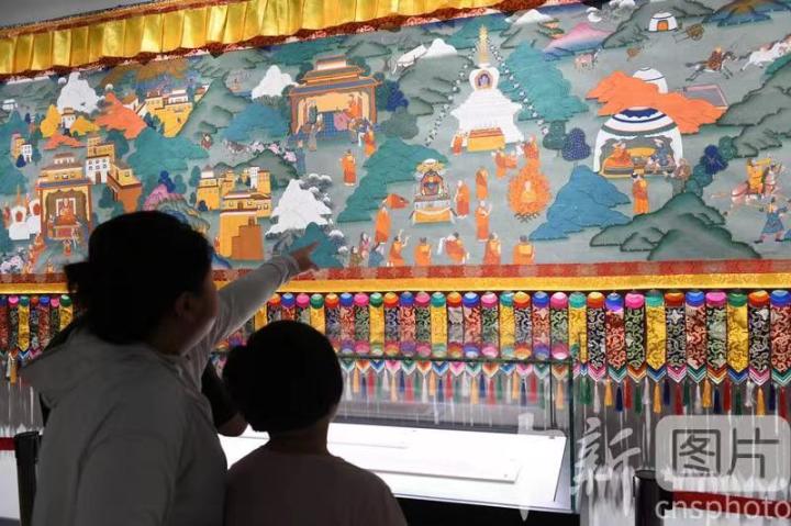 圖為觀眾觀看唐卡《涼州會盟》。 中新社記者 戴文昌 攝