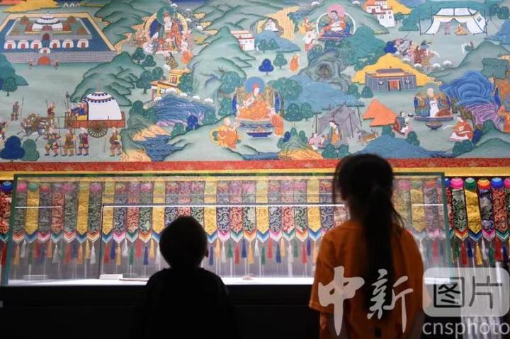圖為觀眾參觀唐卡《涼州會盟》。 中新社記者 戴文昌 攝