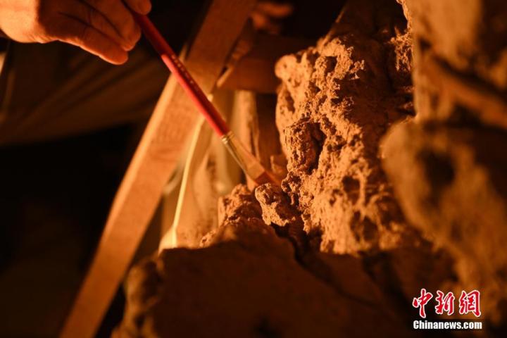 8月25日，文物修復師牟常有進行文物修復工作。