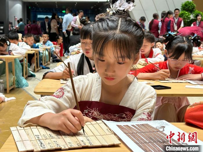 圖為小朋友在甘肅簡(jiǎn)牘博物館練習(xí)書法。　中新社記者 戴文昌 攝