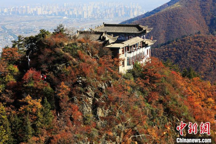 深秋，位于蘭州市榆中縣的興隆山，漫山遍野成五彩顏色。張?zhí)鞂?攝