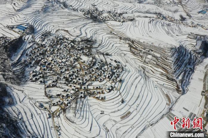 圖為航拍甘肅隴南市西和縣的“雪后鄉(xiāng)村”。(資料圖)張平良 攝