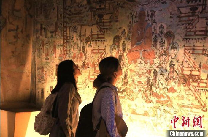 2023年8月27日，游客在甘肅省敦煌市博物館參觀文物展。張曉亮 攝(資料圖)