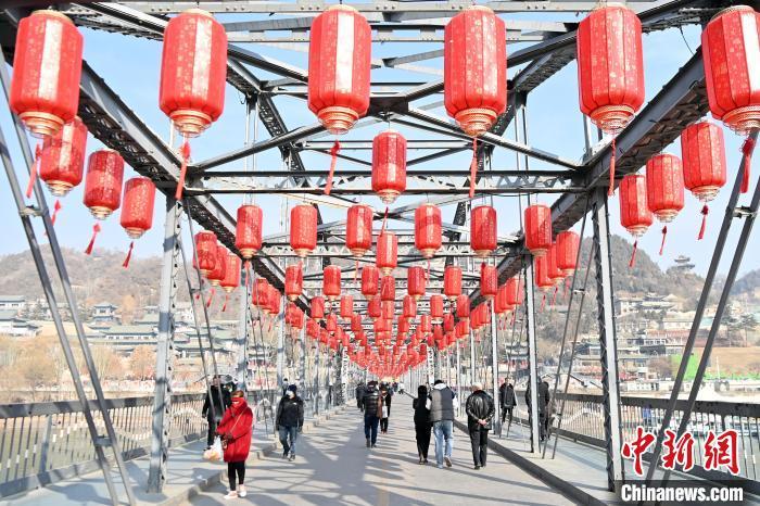 1月30日，裝扮一新的中山橋為即將到來的新春佳節(jié)增添節(jié)日氛圍。九美旦增 攝</p><p>