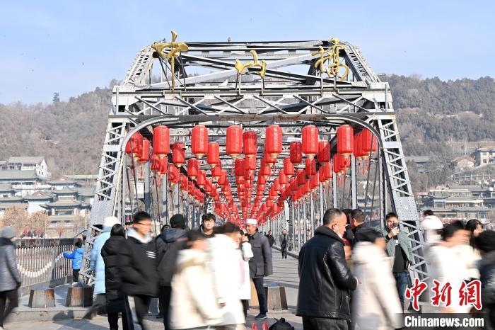 1月30日，裝扮一新的中山橋為即將到來的新春佳節(jié)增添節(jié)日氛圍。九美旦增攝</p><p>