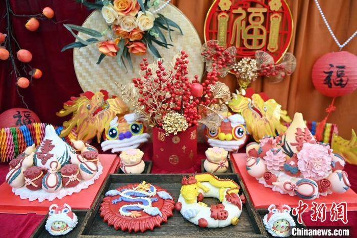 1月25日，春節(jié)臨近，蘭州一花饃店“龍”元素花饃熱銷。圖為展出的“龍”元素花饃。九美旦增 攝