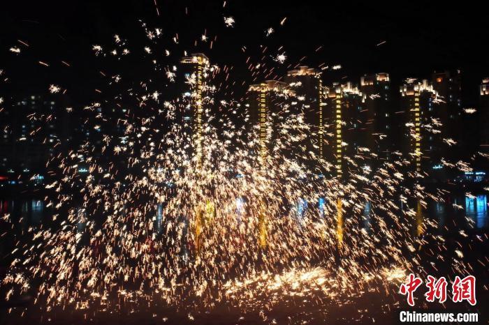 “過年打鐵花”是臨夏州永靖縣的民俗傳統(tǒng)。這項(xiàng)民俗表演，其實(shí)有著硬核技術(shù)作支撐，那就是入選國(guó)家級(jí)非遺的“永靖王氏生鐵冶鑄技藝”。侯奇志 攝</p>
<p>