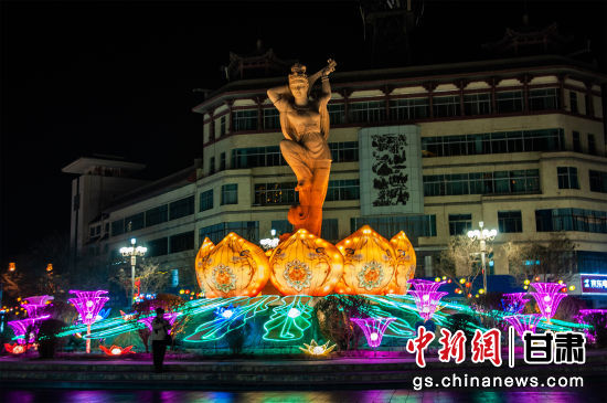 2024年春節(jié)期間，敦煌市中心盤旋路上的反彈琵琶燈組。王斌銀 攝
