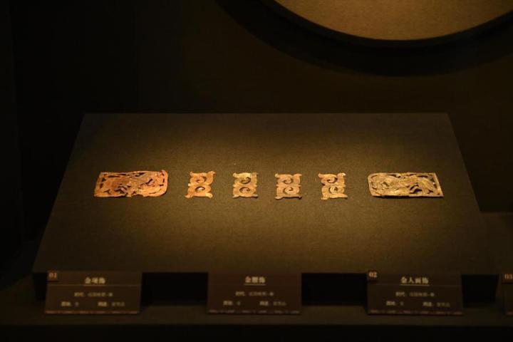張家川縣馬家塬車輿博物館展陳的馬家塬遺址出土的金項飾、金腰飾、金人畫飾等。李亞龍 攝　　