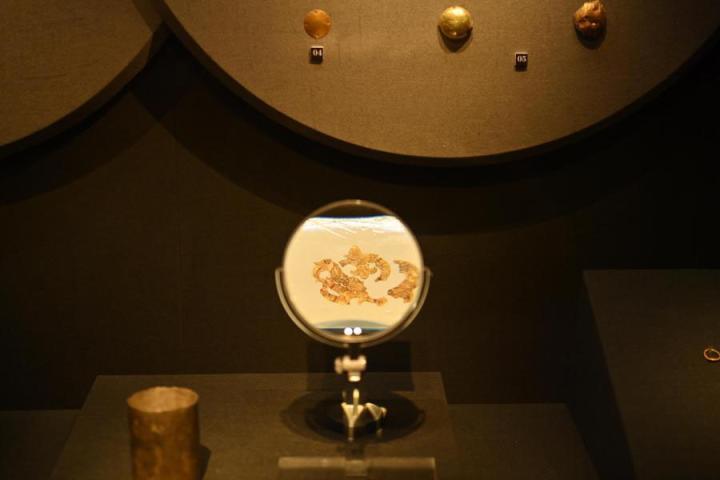 張家川縣馬家塬車輿博物館展陳的馬家塬遺址出土的金飾。李亞龍 攝　